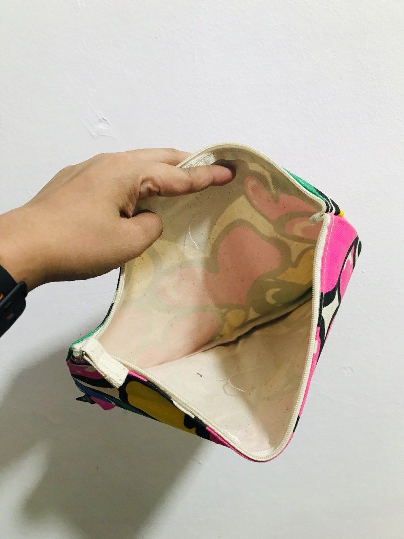 POUCH (Category: Purses & Pouches) located in Gamu. Submitted by 2022bagsbunny (Listing ID 1466206957, Image 3). Description: .