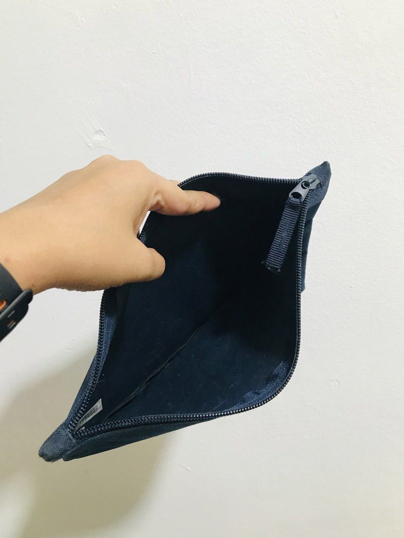 POUCH (Category: Purses & Pouches) located in Gamu. Submitted by 2022bagsbunny (Listing ID 1466207079, Image 3). Description: .