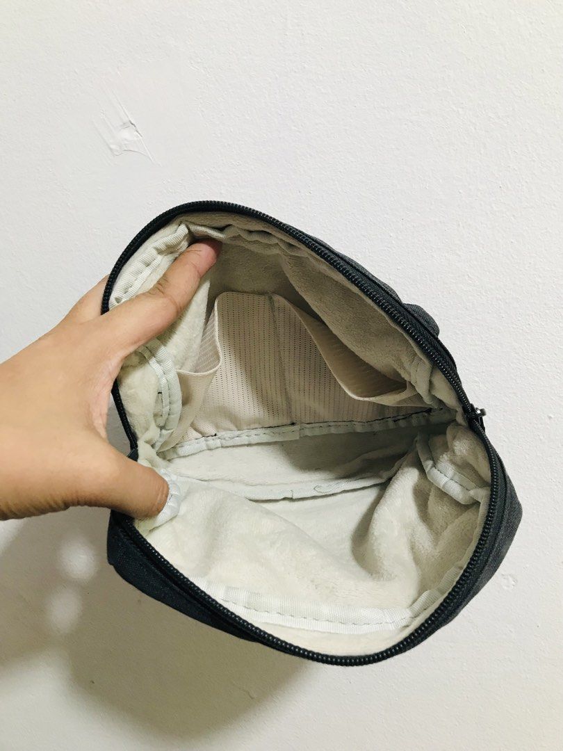 POUCH (Category: Purses & Pouches) located in Gamu. Submitted by 2022bagsbunny (Listing ID 1466207308, Image 3). Description: .