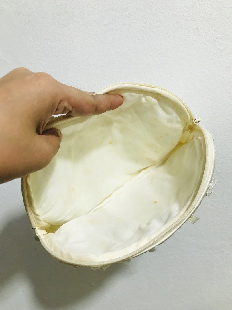 POUCH (Category: Purses & Pouches) located in Gamu. Submitted by 2022bagsbunny (Listing ID 1466207417, Image 3). Description: .