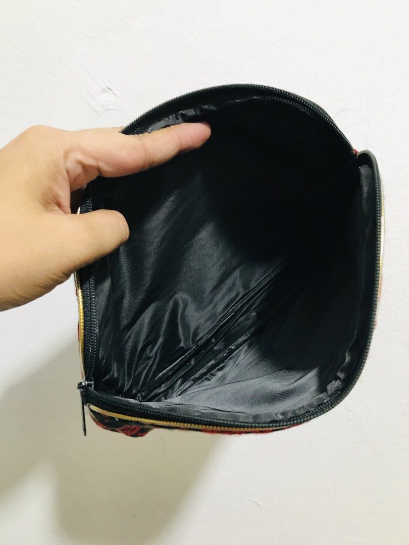 POUCH (Category: Purses & Pouches) located in Gamu. Submitted by 2022bagsbunny (Listing ID 1466208255, Image 3). Description: .