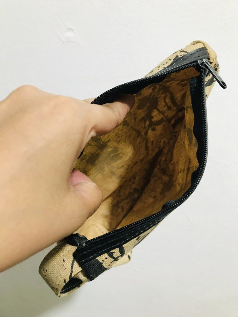 POUCH (Category: Purses & Pouches) located in Gamu. Submitted by 2022bagsbunny (Listing ID 1466208868, Image 3). Description: .