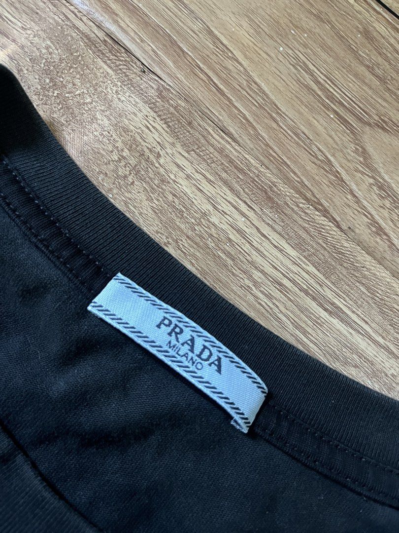 Prada Black Pocket Tee (Category: Tshirts & Polo Shirts ) located in Manila. Submitted by tvrfinds (Listing ID 1466195711, Image 3). Description: Prada Black Pocket Tee Size M Dimes: 21.5 x 27.5 -Flawless -Excellent condition 📩📩.