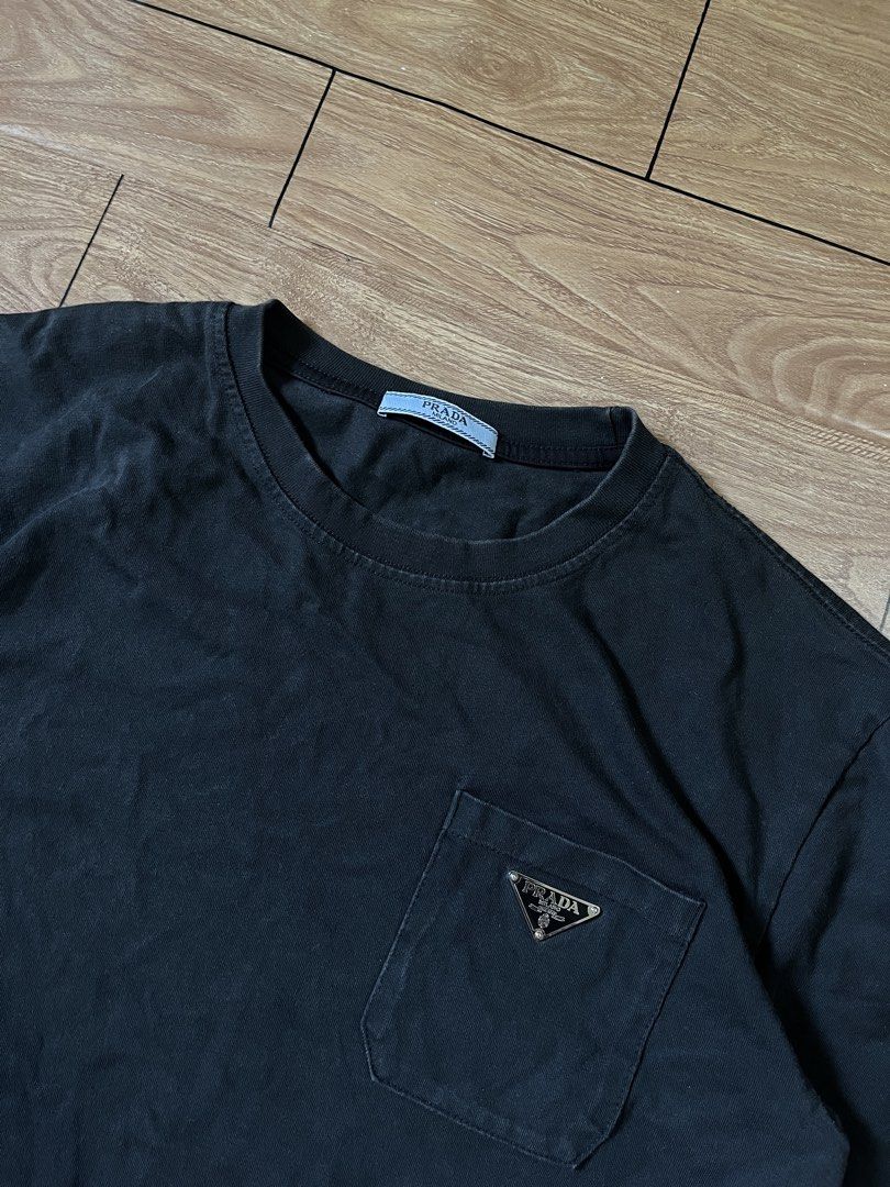 Prada Black Pocket Tee (Category: Tshirts & Polo Shirts ) located in Manila. Submitted by tvrfinds (Listing ID 1466195711, Image 2). Description: Prada Black Pocket Tee Size M Dimes: 21.5 x 27.5 -Flawless -Excellent condition 📩📩.