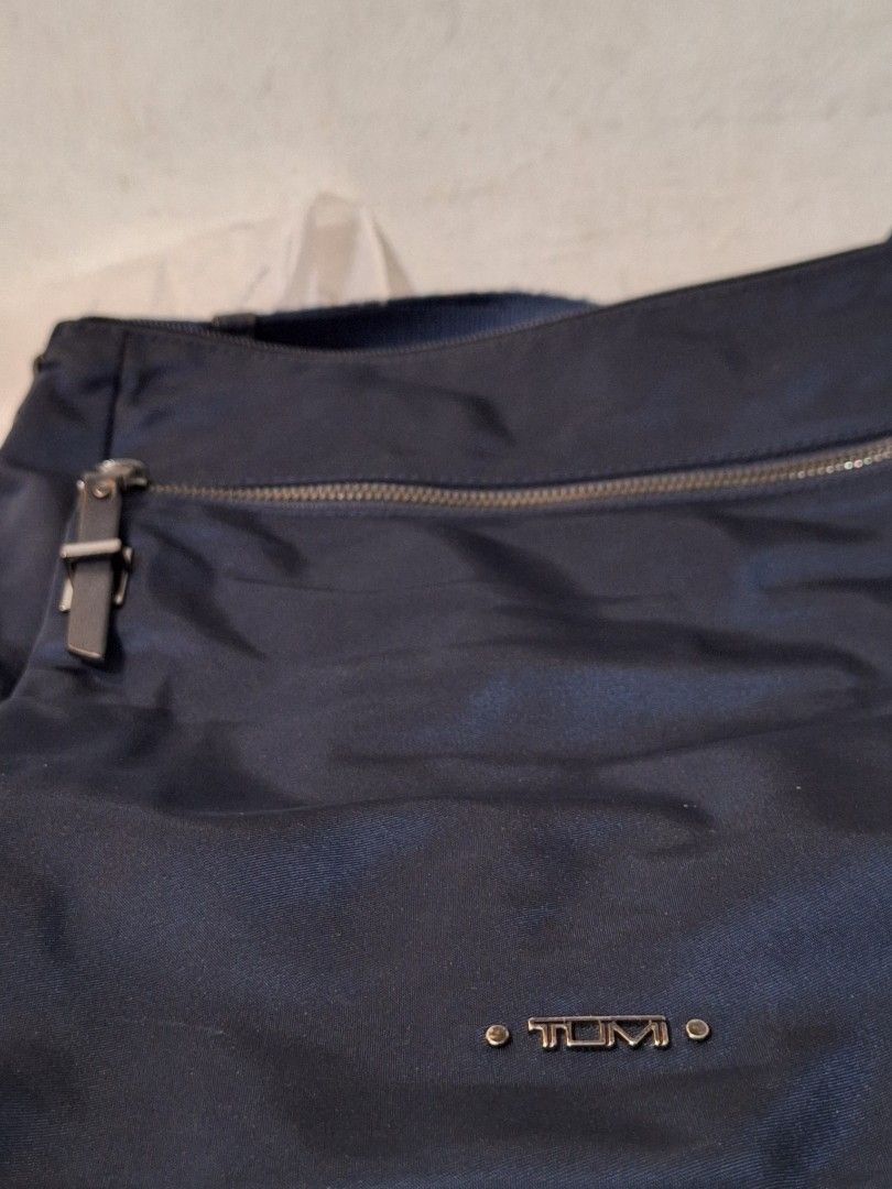 Pre loved tumi canton navyblue legit slight issue (Category: Cross-body Bags) located in Santa Rosa. Submitted by pat0317 (Listing ID 1466156239, Image 2). Description: tumi voyaguer canton cross body bag unisex slight issue pero hindi kita kasi nasa loob ng inner zip kindly chek last pic for issue cod.