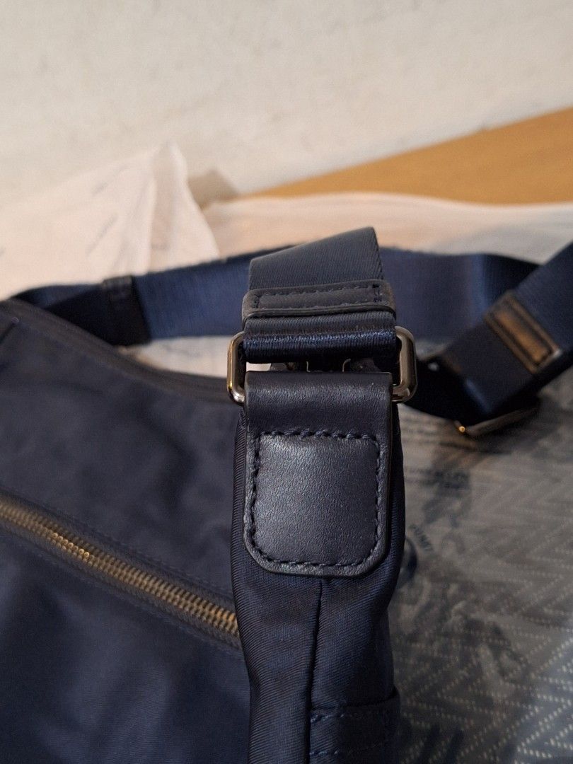 Pre loved tumi canton navyblue legit slight issue (Category: Cross-body Bags) located in Santa Rosa. Submitted by pat0317 (Listing ID 1466156239, Image 3). Description: tumi voyaguer canton cross body bag unisex slight issue pero hindi kita kasi nasa loob ng inner zip kindly chek last pic for issue cod.