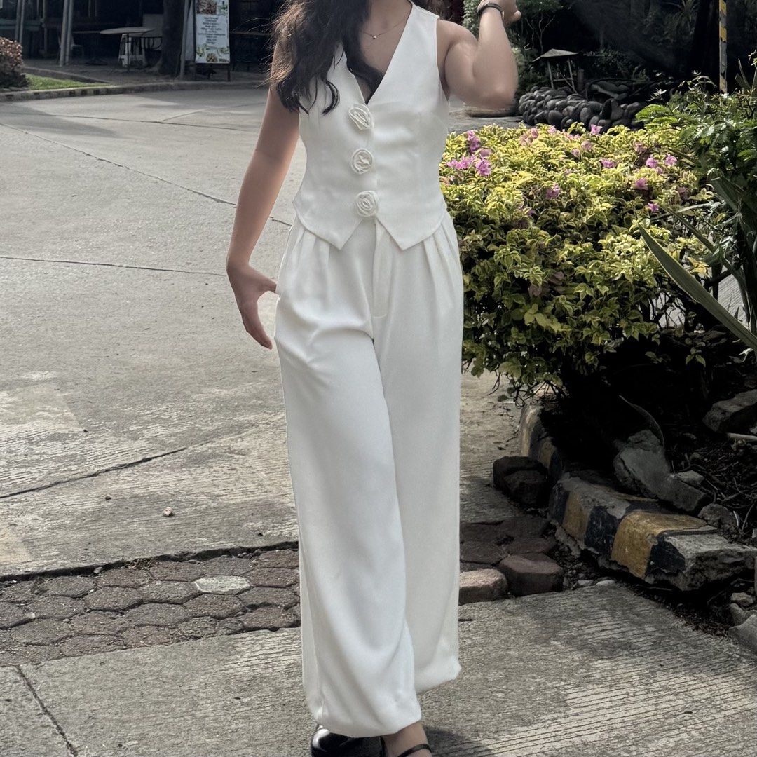 Prelove Vietnam Coords (Category: Sets or Coordinates) located in Davao. Submitted by luckybird3 (Listing ID 1466325190, Image 1). Description: Once lang po nagamit Brand: OBIBI Size: Small- Medium Color: White No issue po Pm meee.