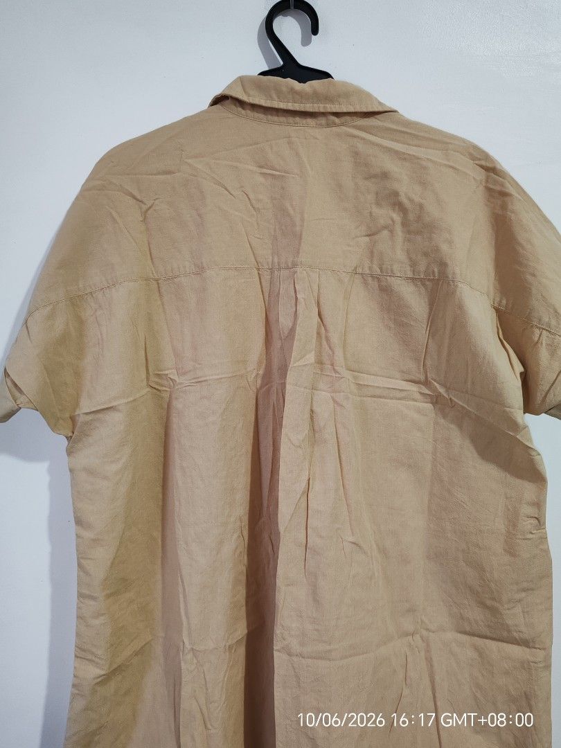 Preloved Beige Button-Down Dress (Category: Dresses) located in Antipolo. Submitted by purpleclover11 (Listing ID 1466231289, Image 2). Description: Preloved and in good condition. ✔️ Button-down style ✔️ Collared ✔️ Short sleeves ✔️ Side slits ✔️ Relaxed, loose fit ✔️ Fits Large to 2XL ✔️ Neutral beige/tan color Condition: Good overall condition with a minor stain. Please see photos for actual condition. Perfect for casual, comfy, and effortless
