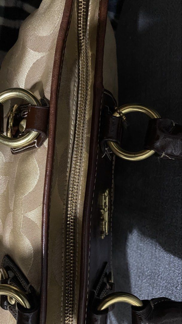 Preloved Coach Madison Jullianne (Category: Shoulder Bags) located in Lapu Lapu. Submitted by any_thrift (Listing ID 1466328368, Image 3). Description: In good condition With signs or wear but no damage Authentic Location: Lapulapu Cebu.