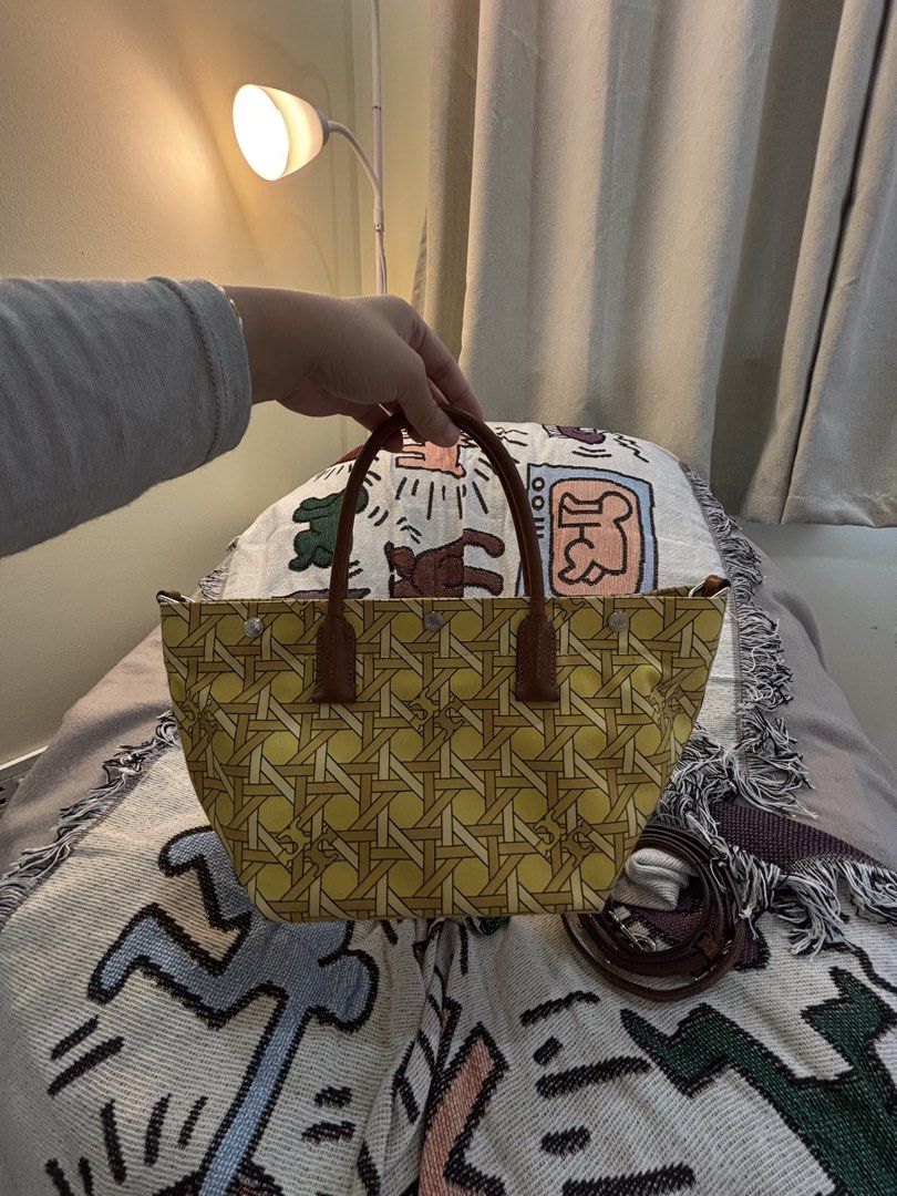 Preloved Tory Burch printed canvas tote bag (Category: Luxury Bags & Wallets) located in Quezon City. Submitted by MyJanuary (Listing ID 1466164514, Image 1). Description: - Preloved Tory Burch printed canvas tote - bought from a pasabuy group - 💯original - rfs: will buy a new bag Mop: gcash Mod : grab or lalamove 📍fairview, commonwealth.