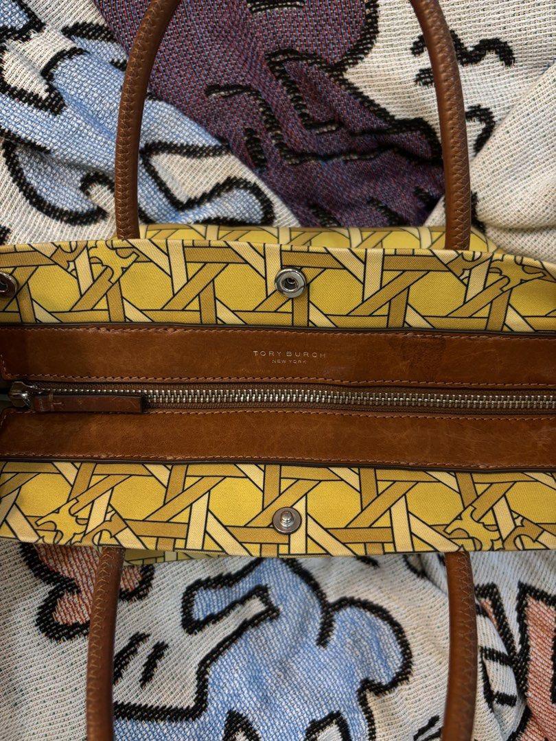 Preloved Tory Burch printed canvas tote bag (Category: Luxury Bags & Wallets) located in Quezon City. Submitted by MyJanuary (Listing ID 1466164514, Image 3). Description: - Preloved Tory Burch printed canvas tote - bought from a pasabuy group - 💯original - rfs: will buy a new bag Mop: gcash Mod : grab or lalamove 📍fairview, commonwealth.