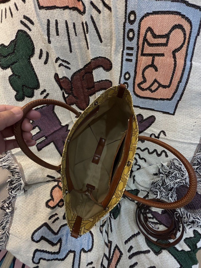Preloved Tory Burch printed canvas tote bag (Category: Luxury Bags & Wallets) located in Quezon City. Submitted by MyJanuary (Listing ID 1466164514, Image 2). Description: - Preloved Tory Burch printed canvas tote - bought from a pasabuy group - 💯original - rfs: will buy a new bag Mop: gcash Mod : grab or lalamove 📍fairview, commonwealth.