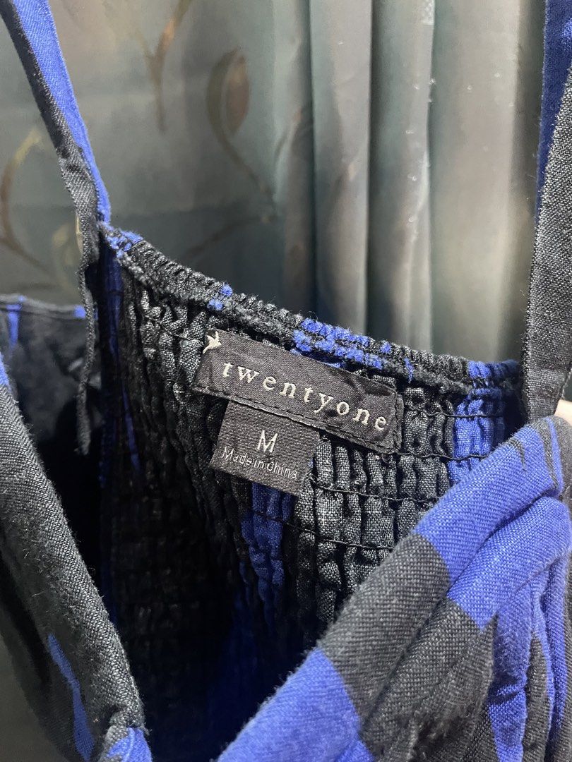 PRELOVED twentyone Black and Blue Patterned Camisole Top Size M (Category: Sleeveless) located in Cabuyao City. Submitted by koholu (Listing ID 1466304610, Image 3). Description: 👗 PRELOVED CLOTHES FOR SALE! 🛍️✨ Decluttering my closet and letting go of some clothes that no longer fit me. Most pieces were only worn once or twiceand are still in great condition! 🤍 📍 Location: Cabuyao, Laguna 💸 MOP: GCash 📦 Shipping: Shipping fee will be shoul