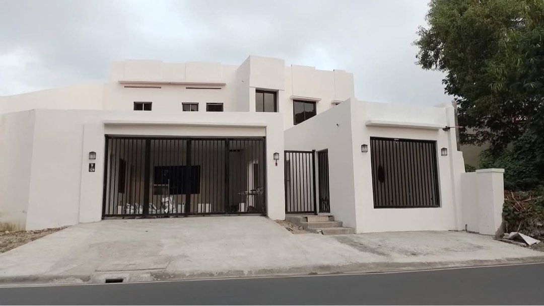 Premium Property For Sale (Category: House & Lot) located in Muntinlupa City. Submitted by rocelleg (Listing ID 1466293939, Image 1). Description: 🏡 PREMIUM PROPERTY FOR SALE 🏡 2-Storey Semi-Commercial House BF International Village, BF Homes, Parañaque Own a strategically located property that combines the comfort of a family home with the flexibility of a commercial space. Situated along the main road near the BF Southland Gate, this property