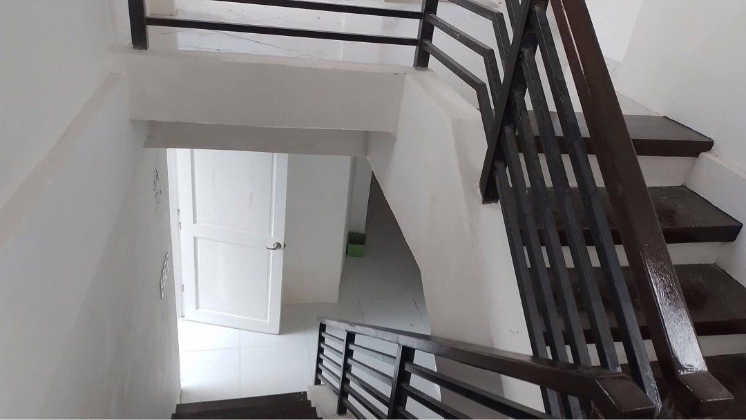 Premium Property For Sale (Category: House & Lot) located in Muntinlupa City. Submitted by rocelleg (Listing ID 1466293939, Image 2). Description: 🏡 PREMIUM PROPERTY FOR SALE 🏡 2-Storey Semi-Commercial House BF International Village, BF Homes, Parañaque Own a strategically located property that combines the comfort of a family home with the flexibility of a commercial space. Situated along the main road near the BF Southland Gate, this property
