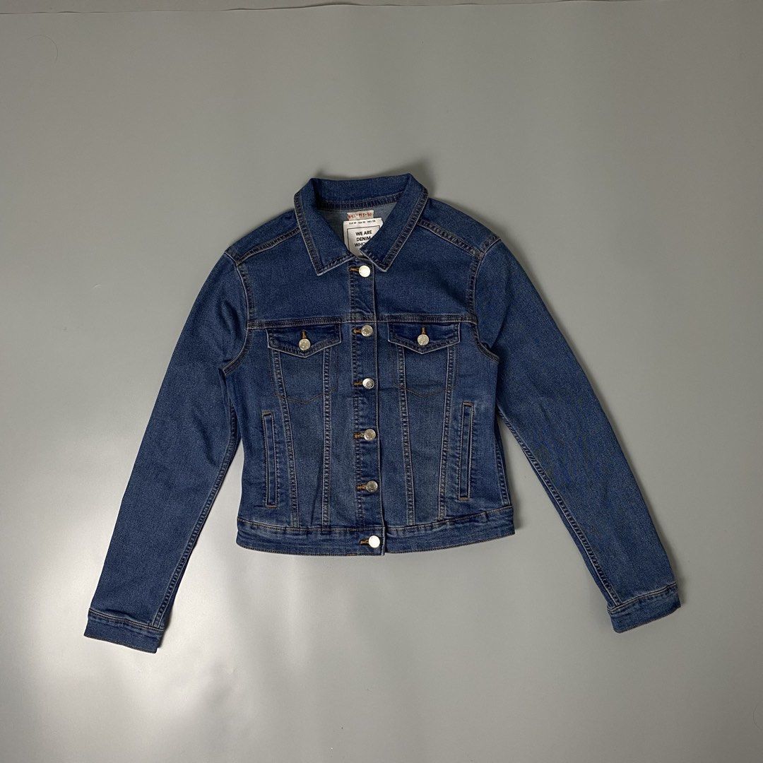 PULL&BEAR ✨ | Indigo Blue Denim Trucker Jacket (Category: Coats, Jackets and Outerwear) located in Bulacan. Submitted by orc.ph (Listing ID 1466264856, Image 1). Description: PULL&BEAR ✨ | Indigo Blue Denim Trucker Jacket Material Used: 60% Cotton 24% Polyester - Indigo - Denim -Button-Down Placket -TraditionPanel Detailing -Multi-Pockets -Casual -Buttoned Cuffs -Long Sleeves ‎-Size:S -Width: 17” ‎-Length: 19” ‎ ‎Pristine Condition. No Visible Fl