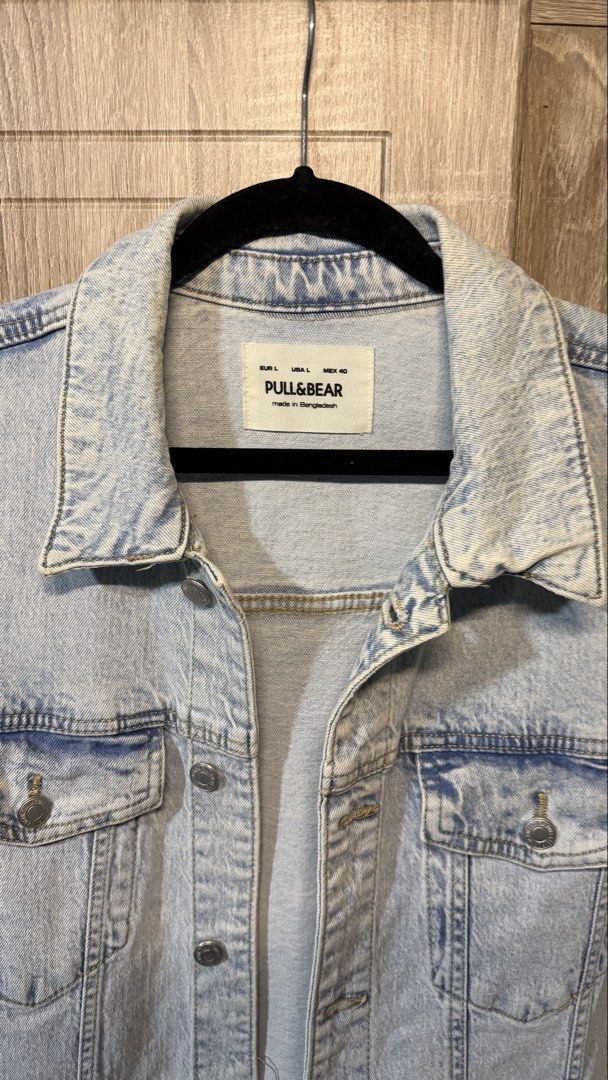 Pull&Bear Light Wash Denim Jacket Size L (Category: Coats, Jackets and Outerwear) located in Santa Rosa. Submitted by reyesdterrr (Listing ID 1466213869, Image 2). Description: - Brand: Pull&Bear - Size: L (Regular fit) - Color/Wash: Light wash denim - Features: Classic button-up, chest pockets, side pockets - Origin: Made in Bangladesh - Condition: Great for easy layering and matches any outfit.