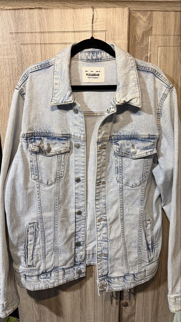 Pull&Bear Light Wash Denim Jacket Size L (Category: Coats, Jackets and Outerwear) located in Santa Rosa. Submitted by reyesdterrr (Listing ID 1466213869, Image 1). Description: - Brand: Pull&Bear - Size: L (Regular fit) - Color/Wash: Light wash denim - Features: Classic button-up, chest pockets, side pockets - Origin: Made in Bangladesh - Condition: Great for easy layering and matches any outfit.