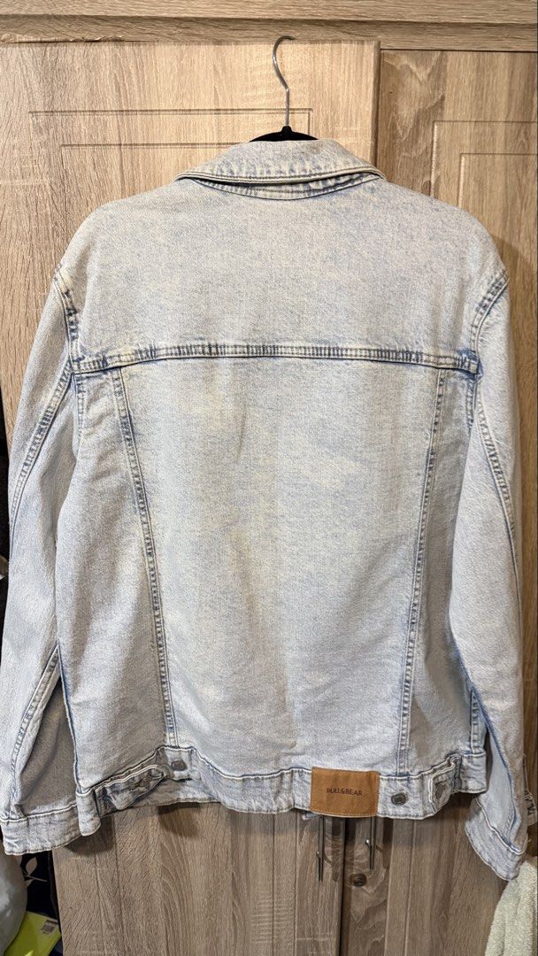 Pull&Bear Light Wash Denim Jacket Size L (Category: Coats, Jackets and Outerwear) located in Santa Rosa. Submitted by reyesdterrr (Listing ID 1466213869, Image 3). Description: - Brand: Pull&Bear - Size: L (Regular fit) - Color/Wash: Light wash denim - Features: Classic button-up, chest pockets, side pockets - Origin: Made in Bangladesh - Condition: Great for easy layering and matches any outfit.