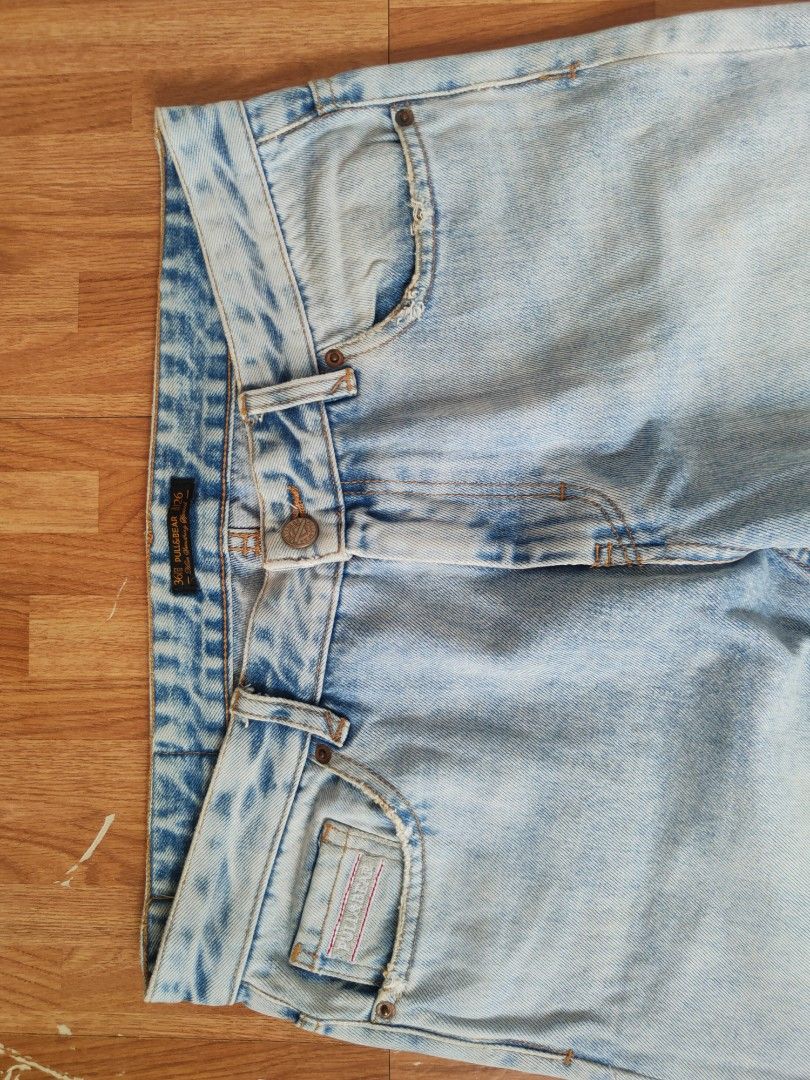 Pull&Bear Men's Light Wash Straight-Leg Jeans (Category: Jeans) located in San Pablo. Submitted by greatfindsspc (Listing ID 1466221785, Image 2). Description: Add a classic, worn-in staple to your rotation with these Pull&Bear straight-leg denim jeans. Featuring a bright light-blue wash with a classic 90s aesthetic, these pants are cut with a traditional 5-pocket layout and secure button-and-zipper fly. The front watch pocket features an embroid