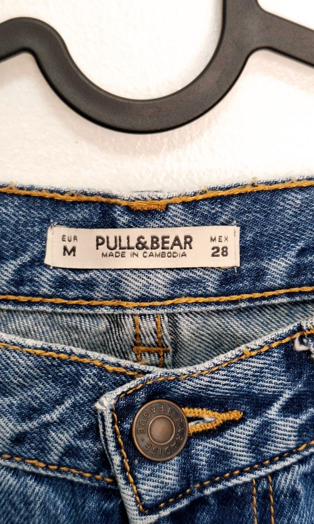 Pull&Bear Mom Jeans (Category: Jeans) located in La Trinidad. Submitted by styled.traded (Listing ID 1466247010, Image 2). Description: Used once W - 28", L- 36".