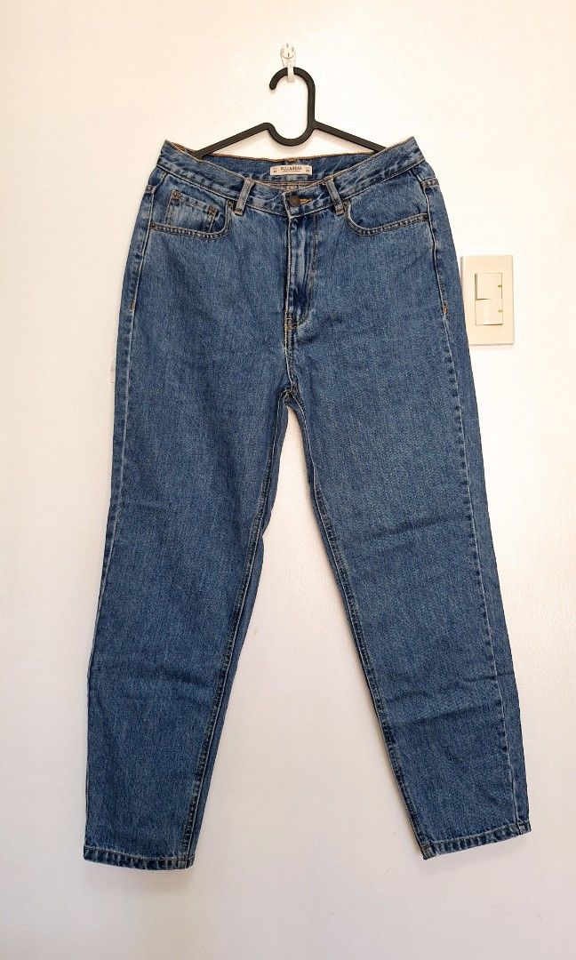 Pull&Bear Mom Jeans (Category: Jeans) located in La Trinidad. Submitted by styled.traded (Listing ID 1466247010, Image 1). Description: Used once W - 28", L- 36".
