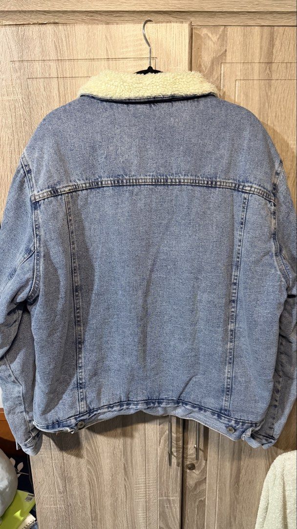 Pull&Bear Sherpa Denim Jacket (Category: Coats, Jackets and Outerwear) located in Santa Rosa. Submitted by reyesdterrr (Listing ID 1466214259, Image 3). Description: - Brand: Pull&Bear - Style: Classic light wash blue denim jacket with cozy sherpa lining and collar - Closure: Button-front - Pockets: Dual chest flap pockets and convenient side slip pockets - Details: Leather brand patch stitched inside near the collar - Condition/Fit: Warm, sturdy