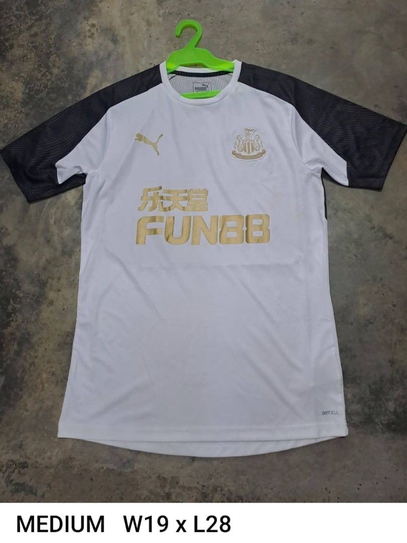 Puma Football Jersey (Category: Activewear) located in Puerto Princesa. Submitted by jercksthriftph (Listing ID 1466330994, Image 1). Description: Puma football jersey Perfect for match days, training, or casual streetwear.