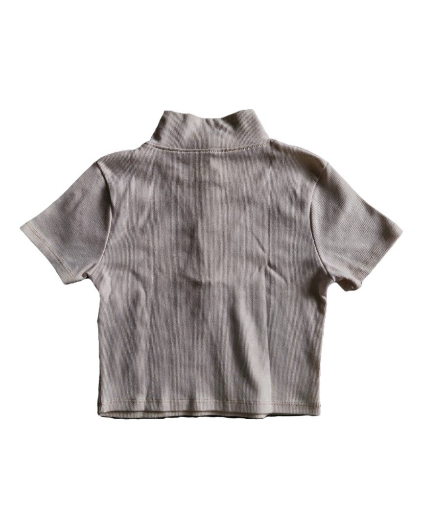 Quarter Zip Crop Top (Category: Others Tops) located in Baguio. Submitted by _.prelovedbyjo (Listing ID 1466235339, Image 2). Description: Quarter Zip Cropped Top Bought from tt.