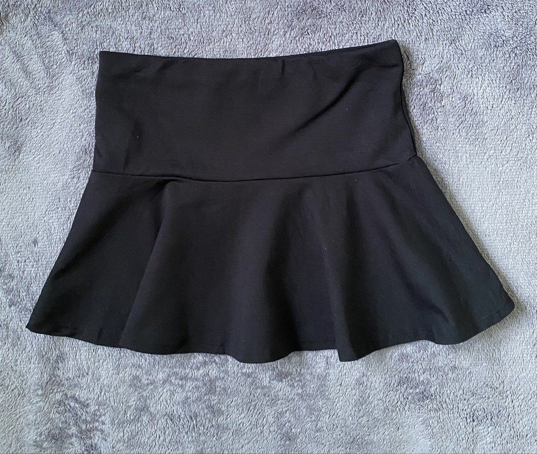 Ralph Lauren Skirt (Category: Skirts) located in Cebu City. Submitted by markvoid (Listing ID 1466233425, Image 3). Description: Ralph Lauren Skirt >Excellent Condition >Like New >No Flaws >Color Rate: 10/10 >Color May Vary Due To Light >Width: 24-26 (stretchable waistline) >length: 12 >Size: Extra Small >Price+SF >MOP: Gcash/Bank Transfer >Shipping: J&T Mandaue City.