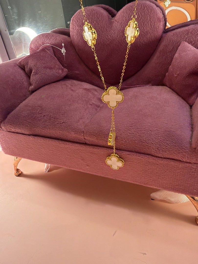 Real Gold necklace clover leaf (Category: Necklaces) located in Manila. Submitted by danipoli (Listing ID 1466181161, Image 1). Description: Worn once. Very nice in person. Real 18k gold Pawnable Slightly negotiable Proceeds will be used to settle the hospital bills of my cousin.