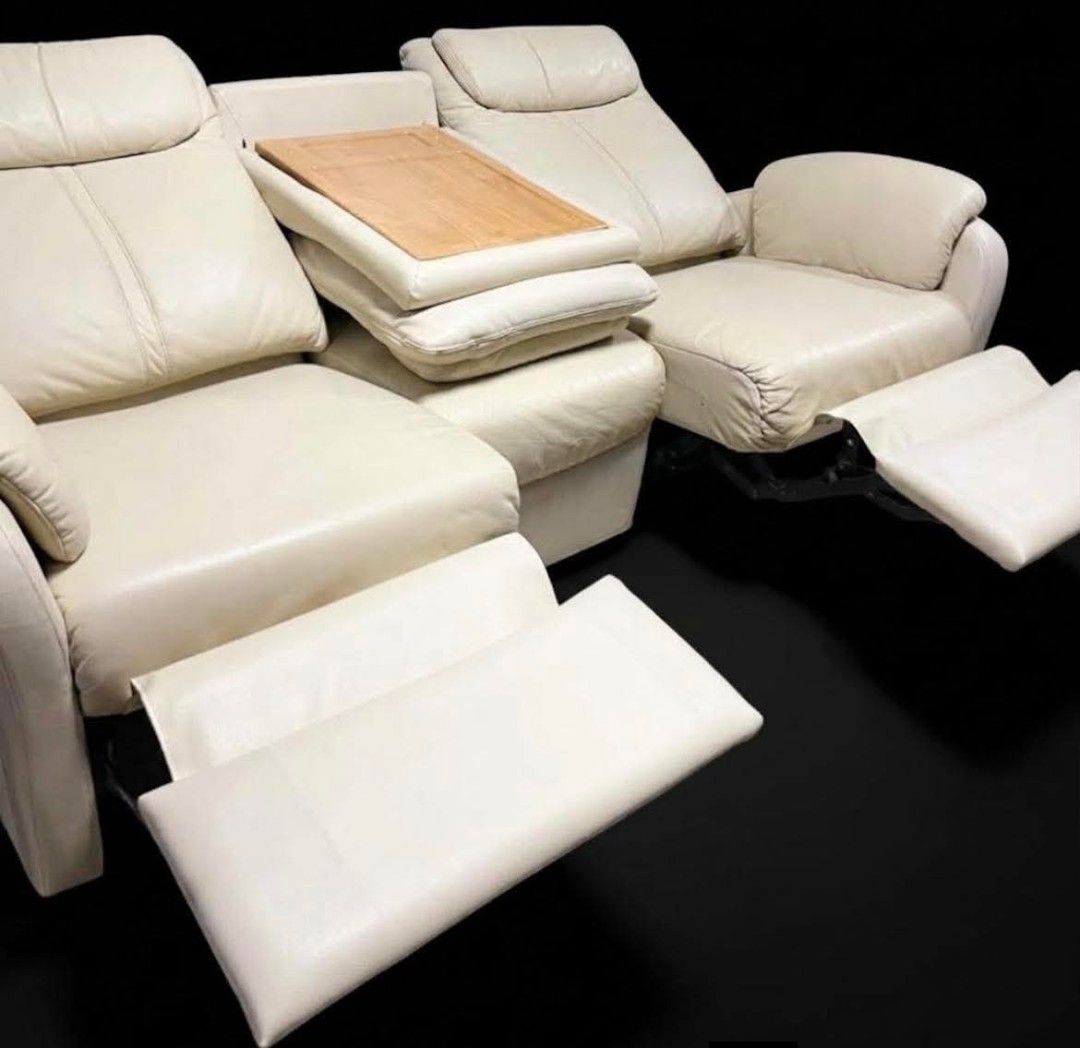 Reclining sofa (Category: Sofas) located in Meycauayan. Submitted by marygracecasimiro (Listing ID 1466312039, Image 3). Description: Japan surplus Racliner 3 seaters sofa Japanese brand Ang ganda No damage Minor scratches Free delivery and COD PHP30k♥️.