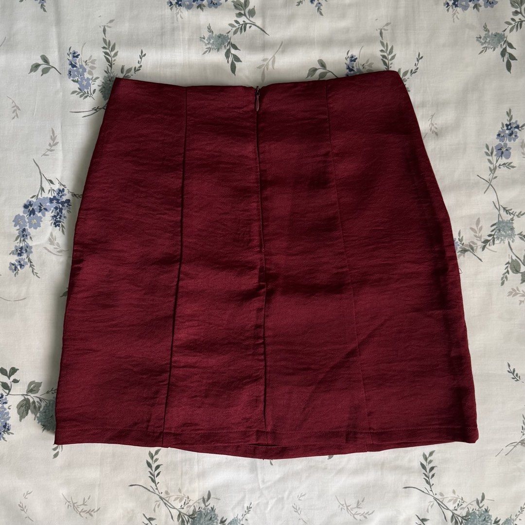 RED SATIN MINI SKIRT (Category: Skirts) located in Las Pinas. Submitted by micoespotato (Listing ID 1466205618, Image 2). Description: 📏 Measurements: • Waist: 12 inches • Length: 15.5 inches • RFS: Decluttering • Condition: Good condition, no flaws • MOP: GCash • Courier: Grab / Lalamove Feel free to message me for more photos or inquiries!.