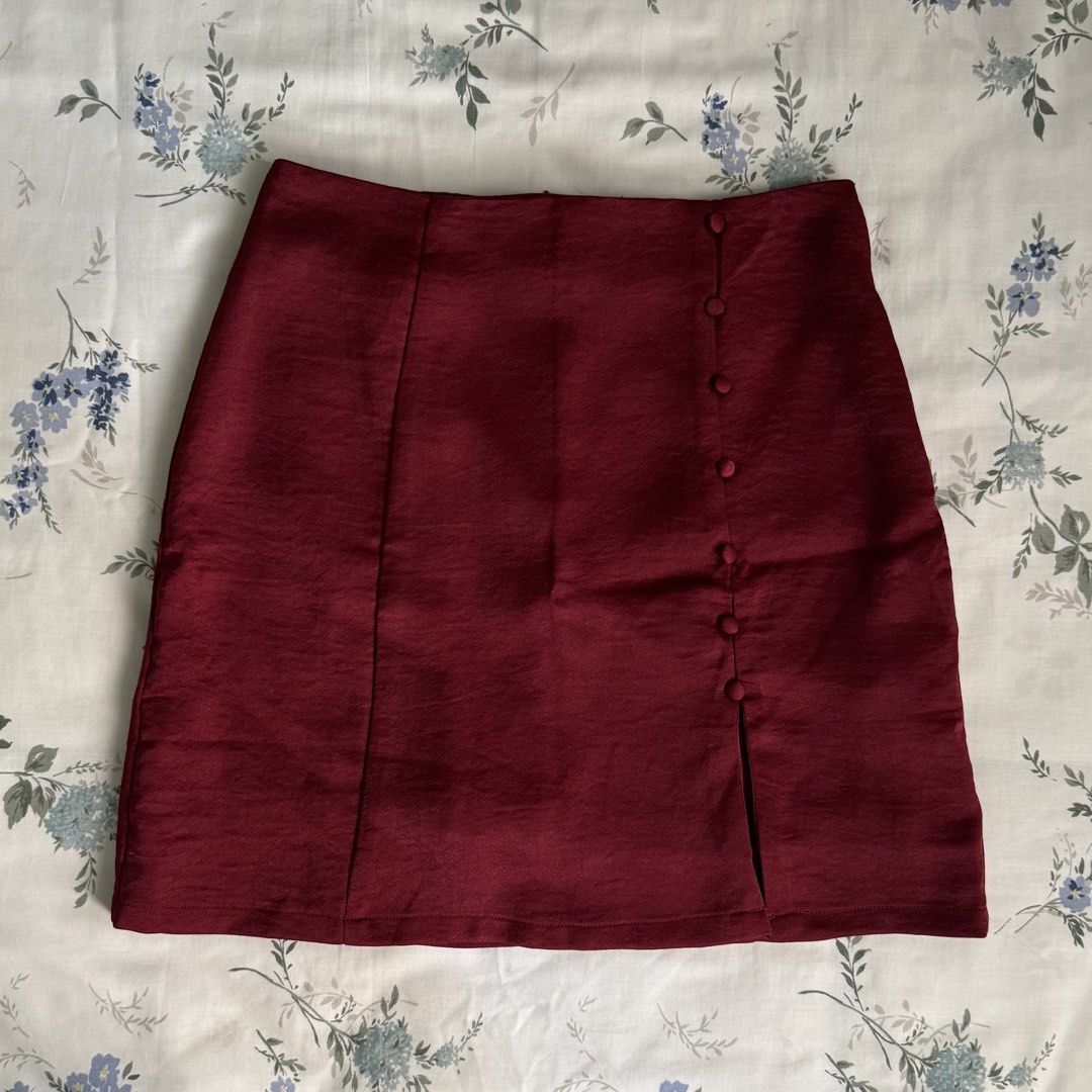 RED SATIN MINI SKIRT (Category: Skirts) located in Las Pinas. Submitted by micoespotato (Listing ID 1466205618, Image 1). Description: 📏 Measurements: • Waist: 12 inches • Length: 15.5 inches • RFS: Decluttering • Condition: Good condition, no flaws • MOP: GCash • Courier: Grab / Lalamove Feel free to message me for more photos or inquiries!.