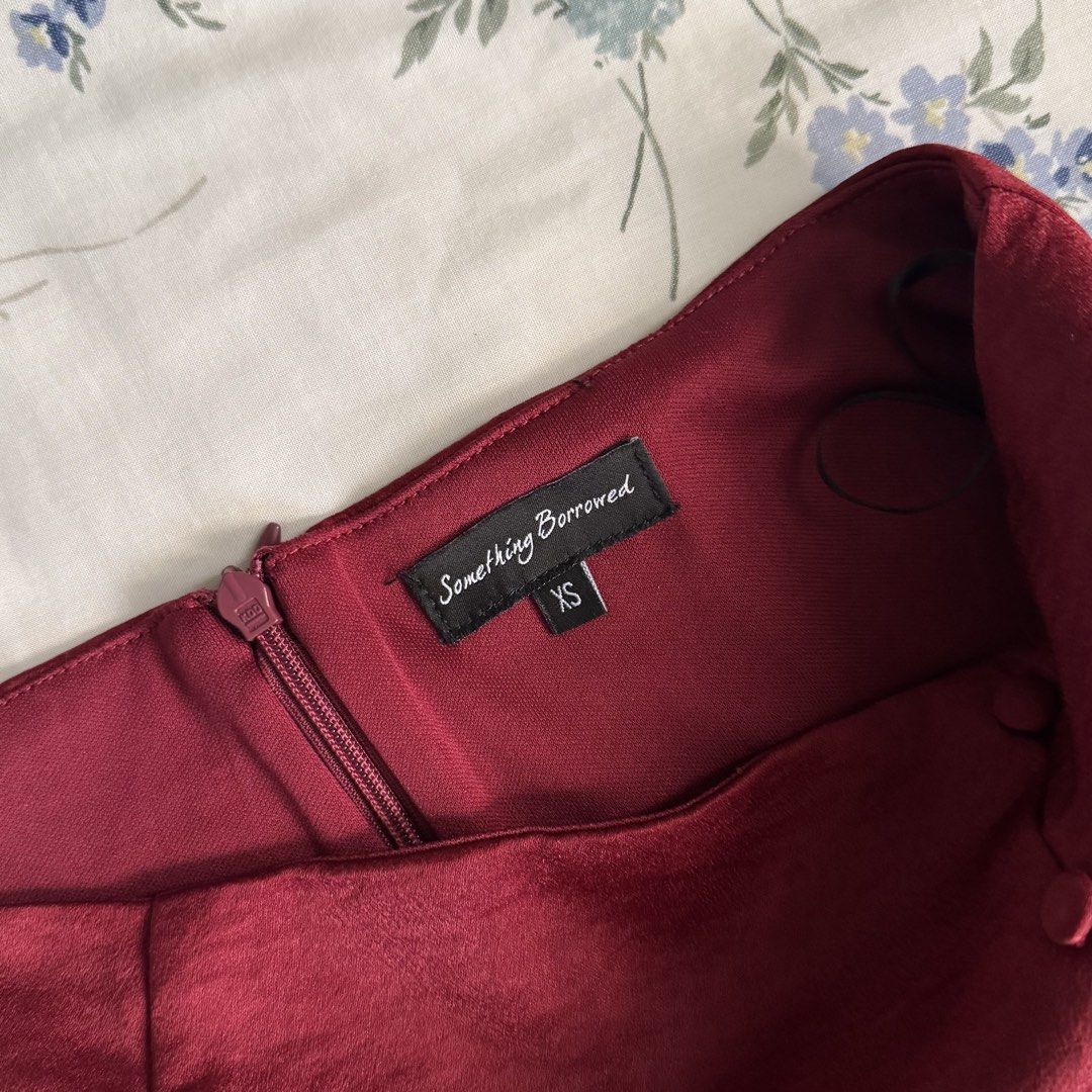 RED SATIN MINI SKIRT (Category: Skirts) located in Las Pinas. Submitted by micoespotato (Listing ID 1466205618, Image 3). Description: 📏 Measurements: • Waist: 12 inches • Length: 15.5 inches • RFS: Decluttering • Condition: Good condition, no flaws • MOP: GCash • Courier: Grab / Lalamove Feel free to message me for more photos or inquiries!.
