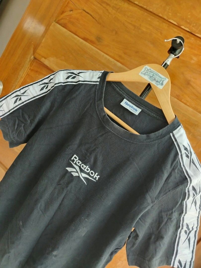 REEBOOK TEE (Category: Tshirts & Polo Shirts ) located in Manila. Submitted by vestrathrift (Listing ID 1461748026, Image 3). Description: 𝗥𝗘𝗘𝗕𝗢𝗞 𝗖𝗟𝗔𝗦𝗦𝗜𝗖 𝗧𝗥𝗔𝗖𝗞 𝗧𝗘𝗘 (𝗕𝗟𝗔𝗖𝗞) 𝗠𝗜𝗡𝗘: ₱𝟭𝟵𝟵 + 𝗦𝗛𝗜𝗣𝗣𝗜𝗡𝗚 𝗙𝗘𝗘 ━━━━━━━━━━━━━━━━ 𝗟𝗘𝗡𝗚𝗧𝗛: 25 𝗪𝗜𝗗𝗧𝗛:19 𝗙𝗜𝗧: 𝗖𝗛𝗘𝗖𝗞 𝗠𝗘𝗔𝗦𝗨𝗥𝗘𝗠𝗘𝗡𝗧𝗦 𝗖𝗢𝗡𝗗𝗜𝗧𝗜𝗢𝗡: 𝟵/𝟭𝟬 𝗜𝗦𝗦𝗨𝗘𝗦: 𝗠𝗜𝗡𝗢𝗥 𝗙𝗔𝗗𝗜𝗡𝗚 𝗢𝗡 𝗡𝗘𝗖𝗞/𝗖𝗢𝗟𝗟𝗔𝗥 ━━━━━━━━━━━━━━━━ 𝗗𝗘𝗧
