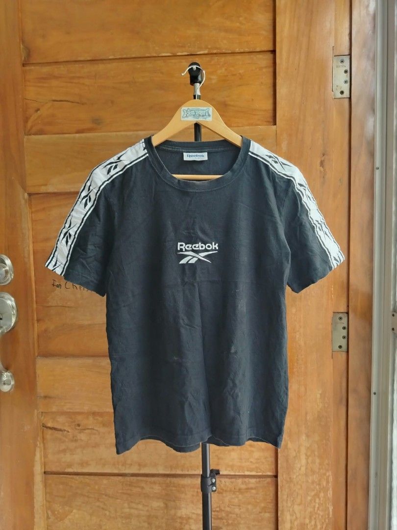REEBOOK TEE (Category: Tshirts & Polo Shirts ) located in Manila. Submitted by vestrathrift (Listing ID 1461748026, Image 1). Description: 𝗥𝗘𝗘𝗕𝗢𝗞 𝗖𝗟𝗔𝗦𝗦𝗜𝗖 𝗧𝗥𝗔𝗖𝗞 𝗧𝗘𝗘 (𝗕𝗟𝗔𝗖𝗞) 𝗠𝗜𝗡𝗘: ₱𝟭𝟵𝟵 + 𝗦𝗛𝗜𝗣𝗣𝗜𝗡𝗚 𝗙𝗘𝗘 ━━━━━━━━━━━━━━━━ 𝗟𝗘𝗡𝗚𝗧𝗛: 25 𝗪𝗜𝗗𝗧𝗛:19 𝗙𝗜𝗧: 𝗖𝗛𝗘𝗖𝗞 𝗠𝗘𝗔𝗦𝗨𝗥𝗘𝗠𝗘𝗡𝗧𝗦 𝗖𝗢𝗡𝗗𝗜𝗧𝗜𝗢𝗡: 𝟵/𝟭𝟬 𝗜𝗦𝗦𝗨𝗘𝗦: 𝗠𝗜𝗡𝗢𝗥 𝗙𝗔𝗗𝗜𝗡𝗚 𝗢𝗡 𝗡𝗘𝗖𝗞/𝗖𝗢𝗟𝗟𝗔𝗥 ━━━━━━━━━━━━━━━━ 𝗗𝗘𝗧