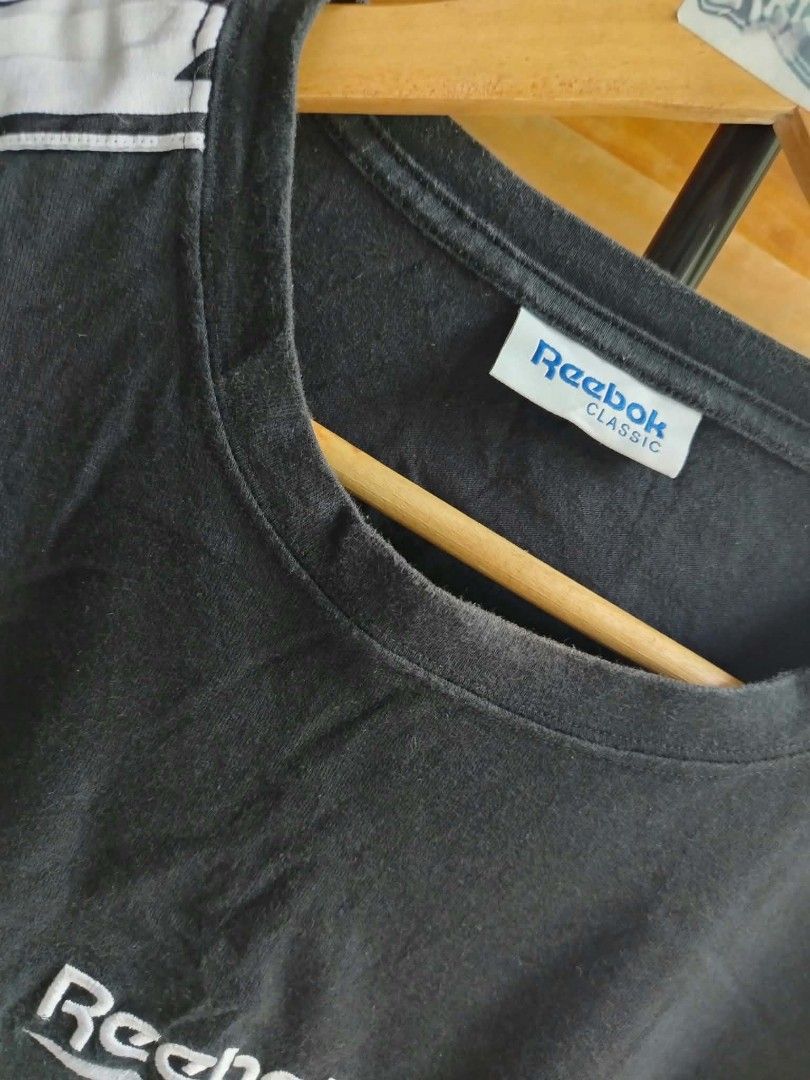 REEBOOK TEE (Category: Tshirts & Polo Shirts ) located in Manila. Submitted by vestrathrift (Listing ID 1461748026, Image 2). Description: 𝗥𝗘𝗘𝗕𝗢𝗞 𝗖𝗟𝗔𝗦𝗦𝗜𝗖 𝗧𝗥𝗔𝗖𝗞 𝗧𝗘𝗘 (𝗕𝗟𝗔𝗖𝗞) 𝗠𝗜𝗡𝗘: ₱𝟭𝟵𝟵 + 𝗦𝗛𝗜𝗣𝗣𝗜𝗡𝗚 𝗙𝗘𝗘 ━━━━━━━━━━━━━━━━ 𝗟𝗘𝗡𝗚𝗧𝗛: 25 𝗪𝗜𝗗𝗧𝗛:19 𝗙𝗜𝗧: 𝗖𝗛𝗘𝗖𝗞 𝗠𝗘𝗔𝗦𝗨𝗥𝗘𝗠𝗘𝗡𝗧𝗦 𝗖𝗢𝗡𝗗𝗜𝗧𝗜𝗢𝗡: 𝟵/𝟭𝟬 𝗜𝗦𝗦𝗨𝗘𝗦: 𝗠𝗜𝗡𝗢𝗥 𝗙𝗔𝗗𝗜𝗡𝗚 𝗢𝗡 𝗡𝗘𝗖𝗞/𝗖𝗢𝗟𝗟𝗔𝗥 ━━━━━━━━━━━━━━━━ 𝗗𝗘𝗧