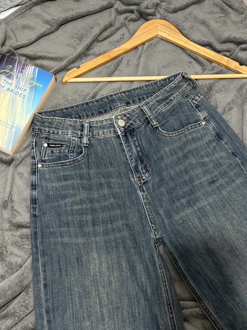 Retro Vintage Jeans Size 29 (Category: Jeans) located in General Trias. Submitted by hiraethcullen (Listing ID 1466327642, Image 2). Description: Waist - 29 Length - 40 Direct JNT 📍General Trias Cavite.
