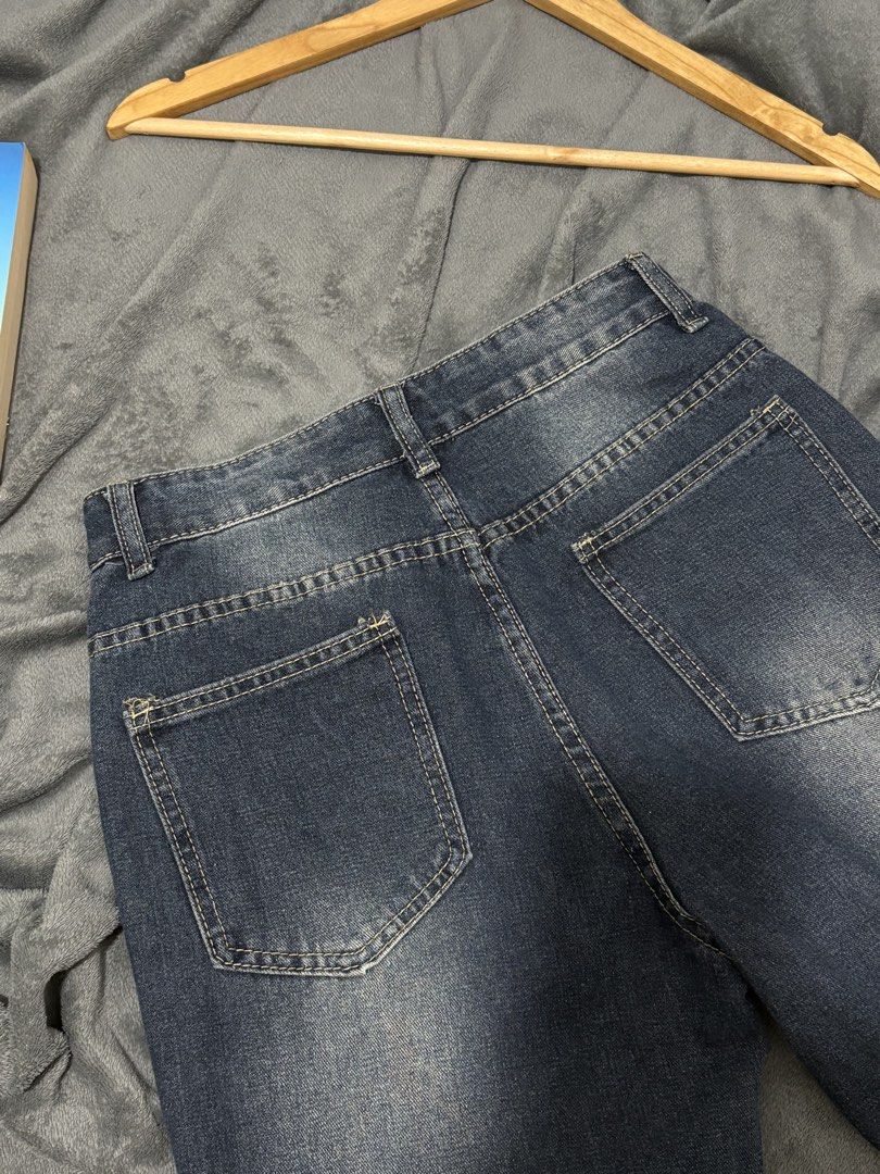 Retro Y2k Flared Jeans Size 28-29 (Category: Jeans) located in General Trias. Submitted by hiraethcullen (Listing ID 1466326607, Image 2). Description: Waist - 28/29 Length - 40 Direct JNT 📍General Trias Cavite.