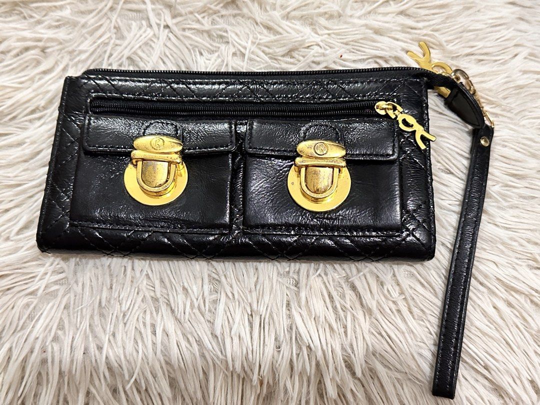 Roberta Di Camerino Long Wallet (Category: Wallets & Card holders) located in Santa Rosa. Submitted by desireedelmonte07 (Listing ID 1466288473, Image 1). Description: Some minor issues on hardware .