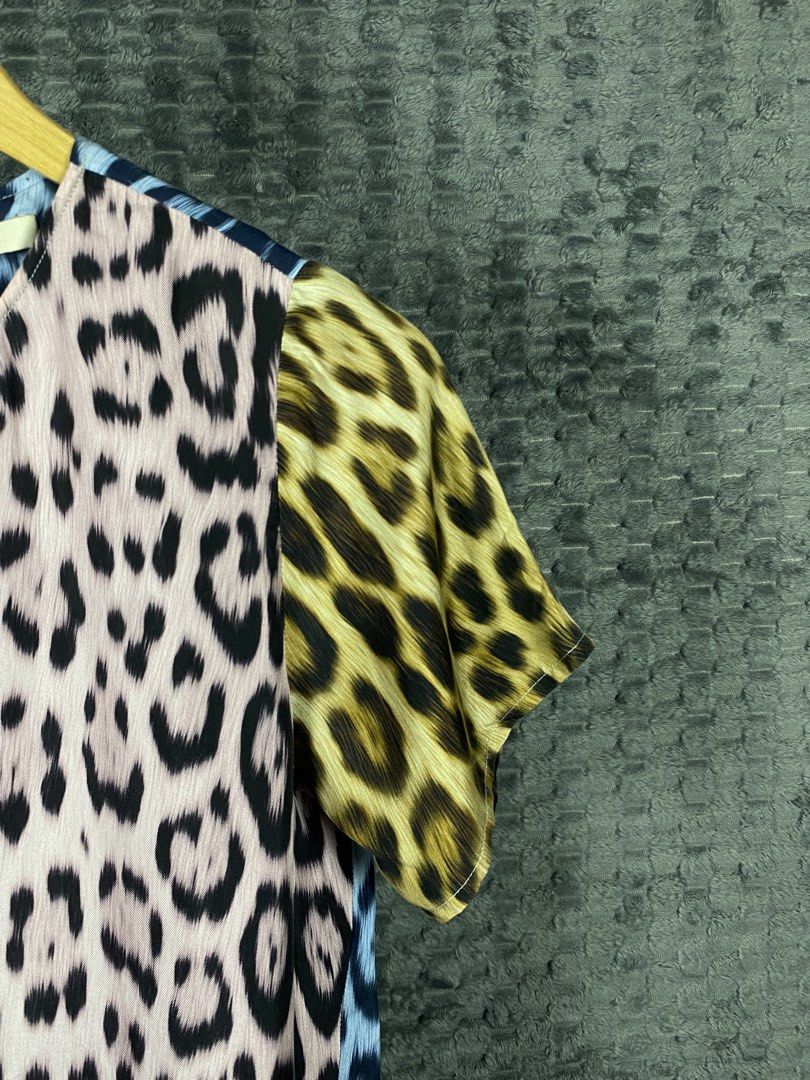 Roberto Cavalli Color-Block Pattern Leopard Print Silk Dress (Category: Dresses) located in Bacolod City. Submitted by treasurehunts.6100 (Listing ID 1466268737, Image 3). Description: Roberto Cavalli Color-Block Pattern Leopard Print Dress Condition - Excellent Color - Multicolor Color rate - 9.8 / 10 No Flaws Size Dimensions : Width - 18 Length - 35 Brands you might find on my profile : ( Cos, Uniqlo, H&M, Zara, Muji, Ralph Lauren, Hugo Boss, F