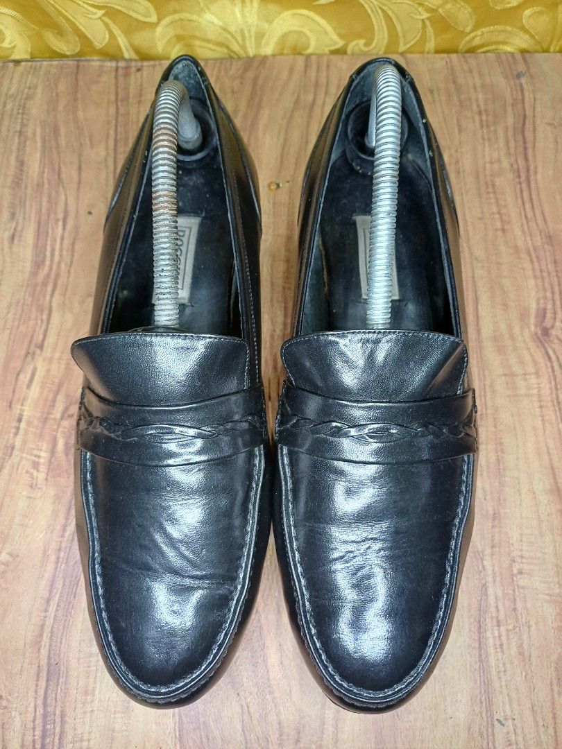 Rossini Penny Loafers ◾️👞 (Category: Dress Shoes) located in Quezon City. Submitted by jstreetsole (Listing ID 1466160422, Image 3). Description: Rossini Penny Loafers ◾️👞 Size 8 / 42 , 26 cm 📏 ✅Secondhand ✅Excellent Condition ✅Leather ✅️Made in India •💰 Payment Method. G-cash or meet up around Qc Commonwealth - Cod Along Metro manila •Can do Via. -Lalamove 🏍 -Jnt 🚌 -Lbc 🚌 Price: 900 Direct message for more details..