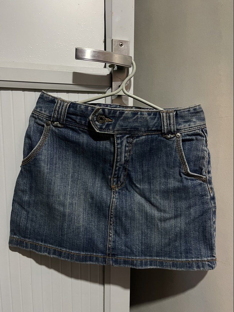 roxy medium wash mini skirt (Category: Skirts) located in Manila. Submitted by shop.erissa (Listing ID 1466309941, Image 1). Description: description: - w: 26, l:12.5 - roxy kids mini skirt - no inner shorts mop: - maribank - bdo.