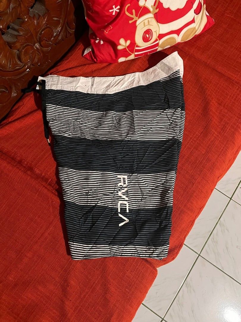 RVCA BOARD SHORTS (Category: Shorts) located in Hinigaran. Submitted by err0n (Listing ID 1466293795, Image 2). Description: RVCA Board short •SIZE 33 Length 20 •CONDITION: EXCELLENT (As new) •NO ISSUE / FLAWS.