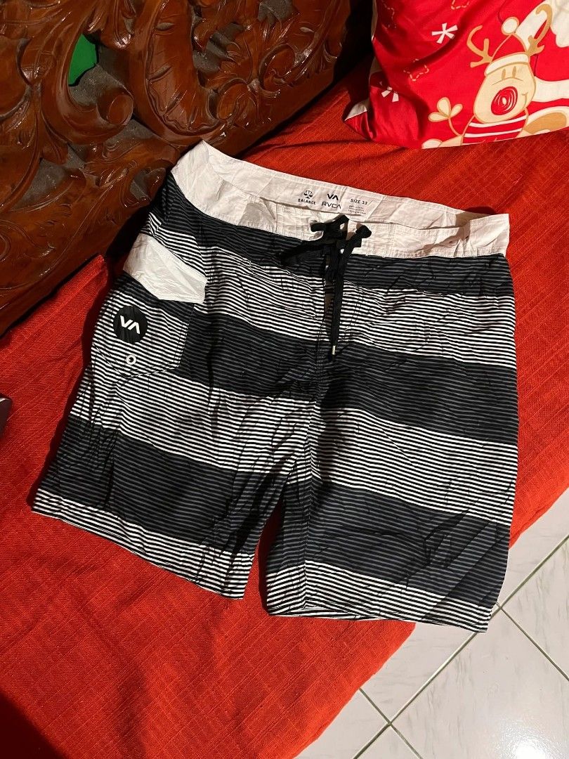 RVCA BOARD SHORTS (Category: Shorts) located in Hinigaran. Submitted by err0n (Listing ID 1466293795, Image 1). Description: RVCA Board short •SIZE 33 Length 20 •CONDITION: EXCELLENT (As new) •NO ISSUE / FLAWS.