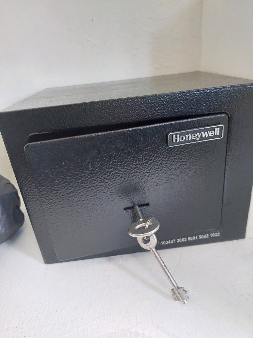 Safe vault (Category: Looking For) located in Manila. Submitted by kristinera72772 (Listing ID 1466194083, Image 1). Description: mini safe vault.