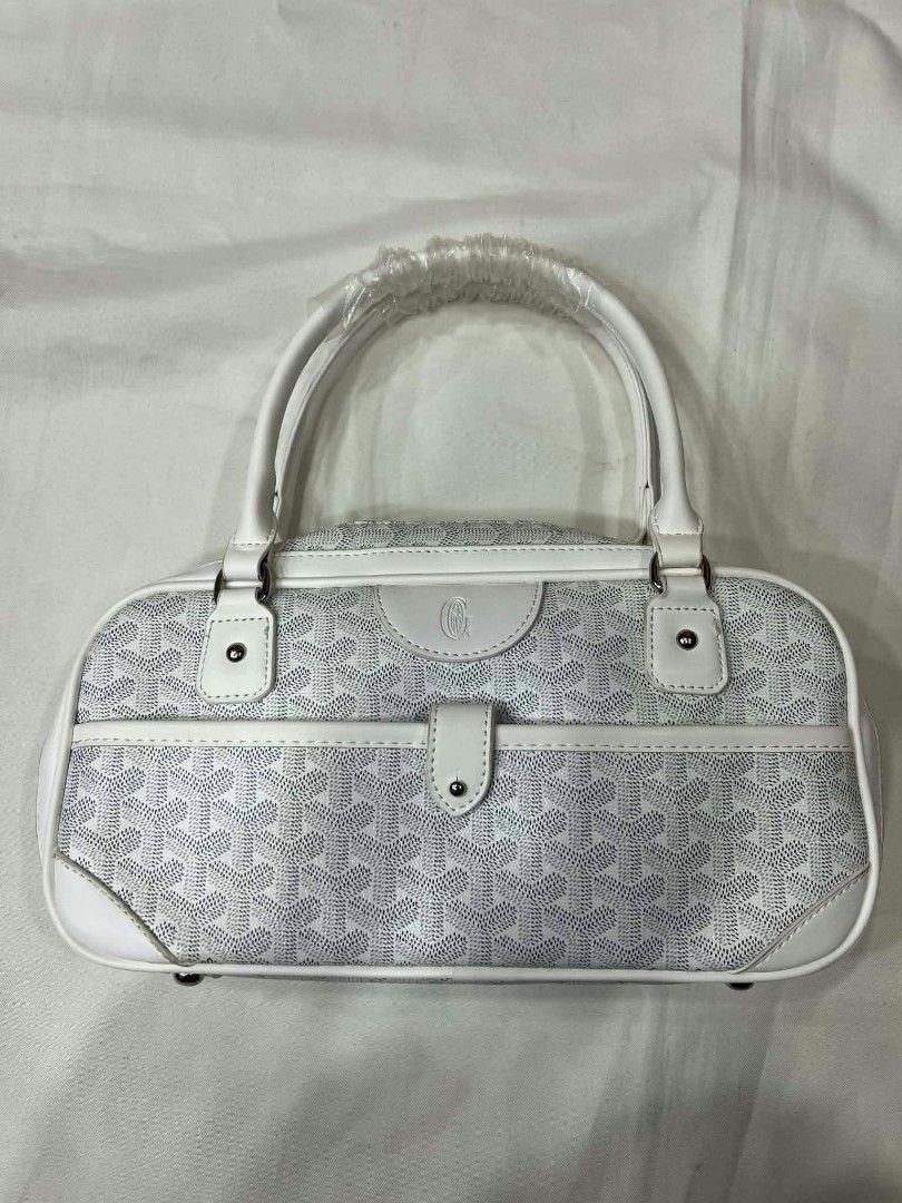 SAINT MARTIN SHOULDER BAG (Category: Shoulder Bags) located in Manila. Submitted by shopdirectmla (Listing ID 1466334346, Image 2). Description: .