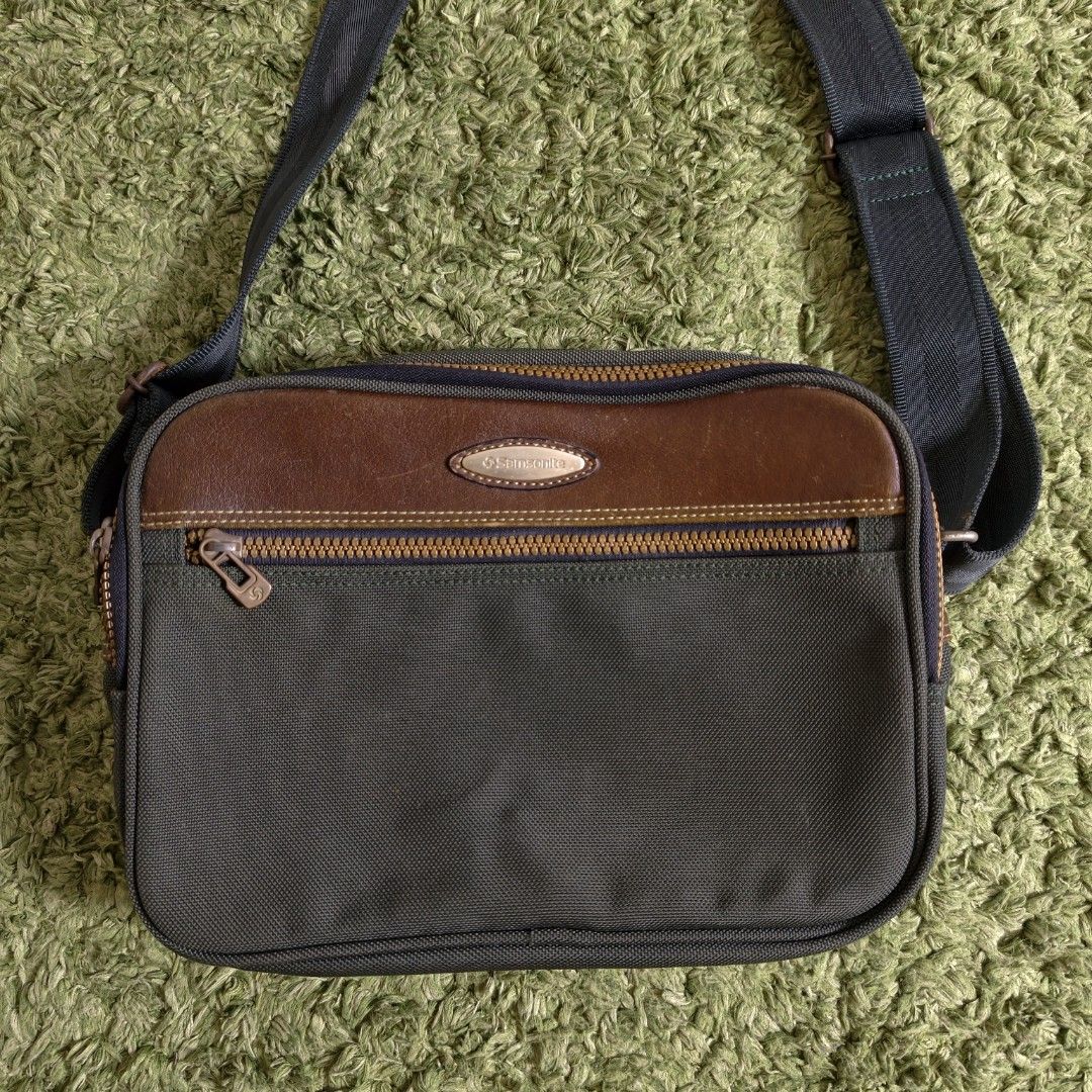 Samsonite Crossbody Sling Bag (Category: Luxury Bags & Wallets) located in Antipolo. Submitted by millennialthrifter (Listing ID 1466330509, Image 2). Description: 🔥SAMSONITE SLING BAG - 1499 PESOS ✅Brand: Samsonite ✅Vintage style 👌 ✅adjustable dark strap ✅brass-toned hardware.