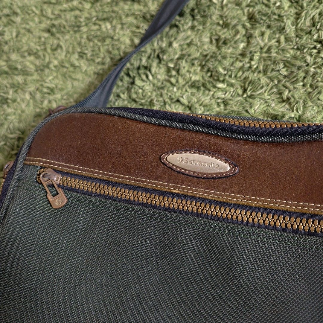 Samsonite Crossbody Sling Bag (Category: Luxury Bags & Wallets) located in Antipolo. Submitted by millennialthrifter (Listing ID 1466330509, Image 3). Description: 🔥SAMSONITE SLING BAG - 1499 PESOS ✅Brand: Samsonite ✅Vintage style 👌 ✅adjustable dark strap ✅brass-toned hardware.